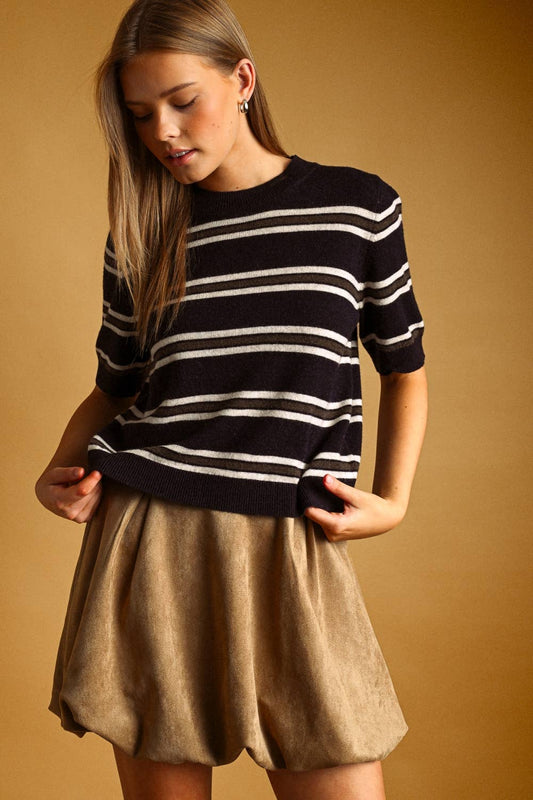 STRIPE PATTERN SHORT SLEEVE KNIT TOP: NAVY MULTI