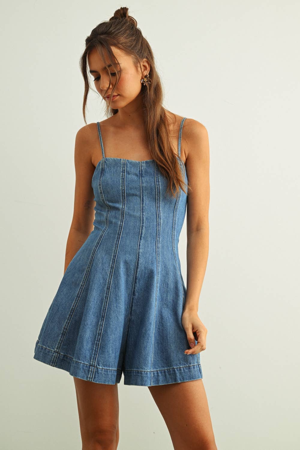 PANELED WASHED DENIM ROMPER: WASHED DENIM