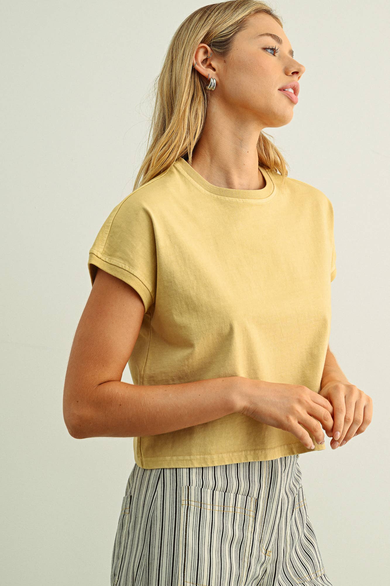 WASHED SHORT SLEEVE TOP: BUTTER