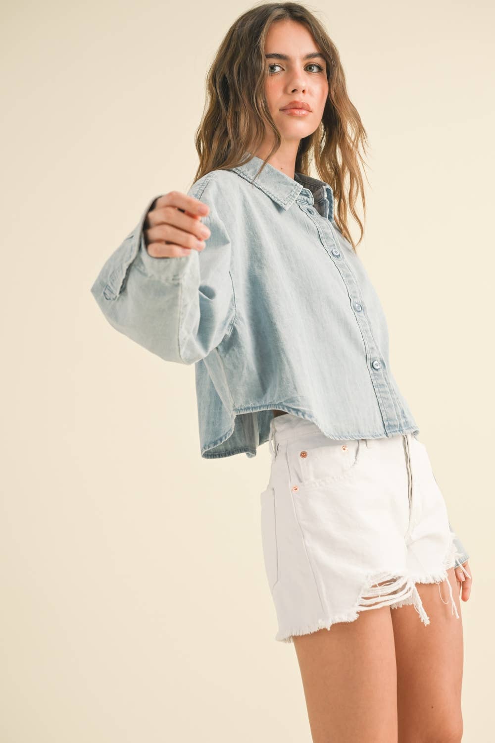 BUTTONDOWN CROPPED DENIM SHIRTS: LT DENIM
