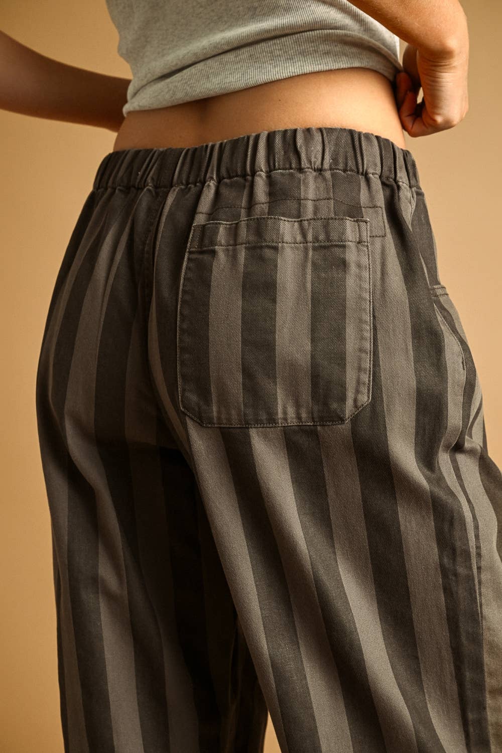 WIDE STRIPE PRINT BARREL PANTS: Black / Grey