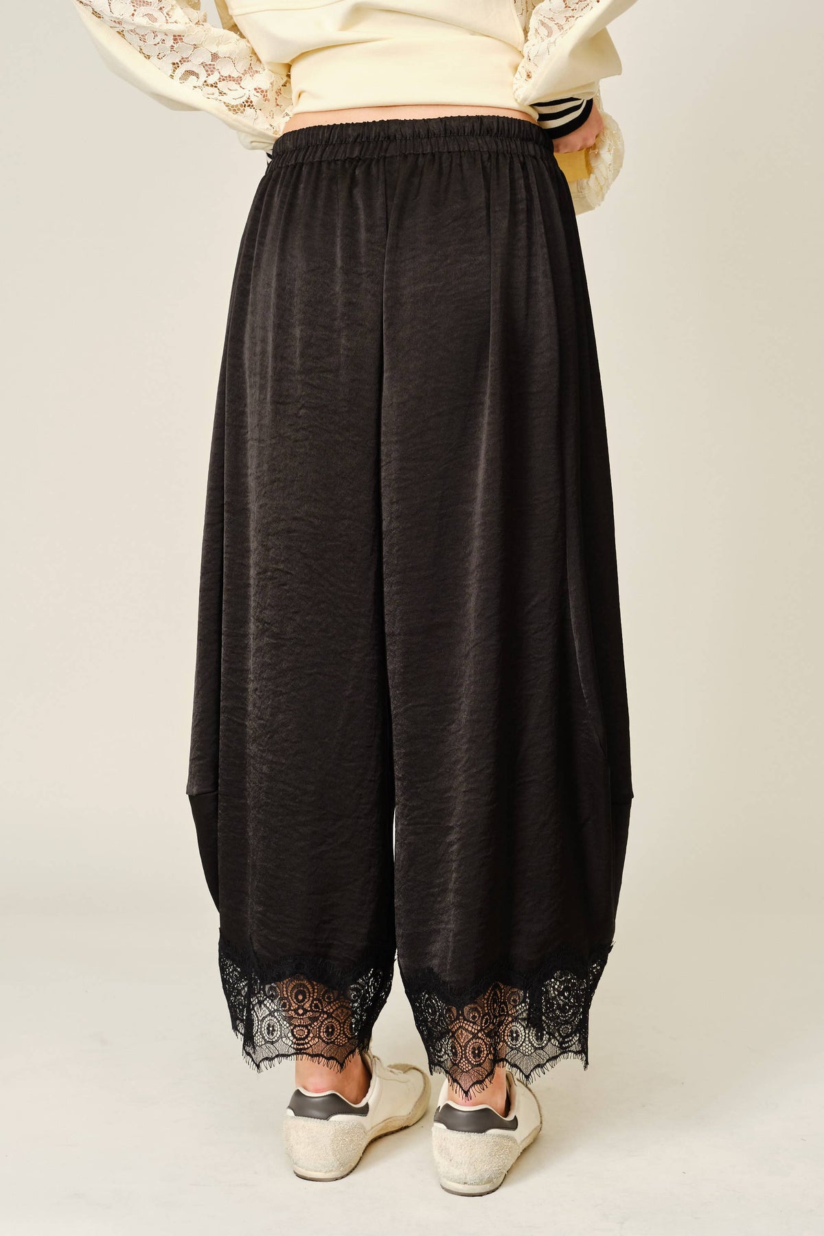 LACE TRIM SATIN DRAWSTRING BARREL PANTS: BLACK