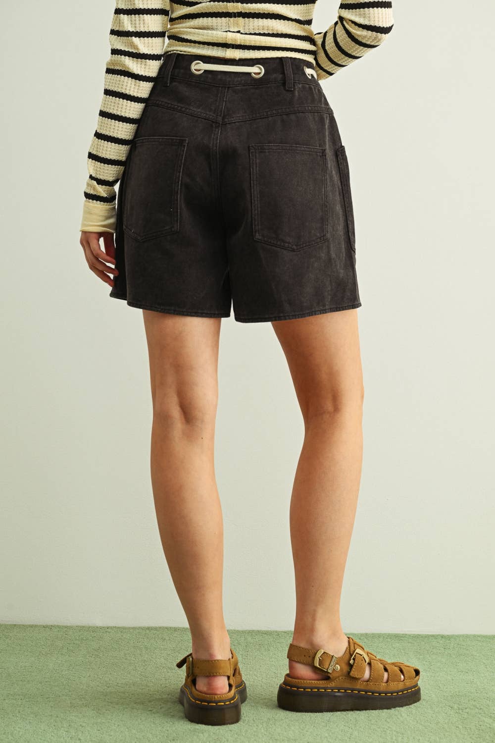 WASHED POCKET FRONT WITH TIE BELT SHORTS: BLACK