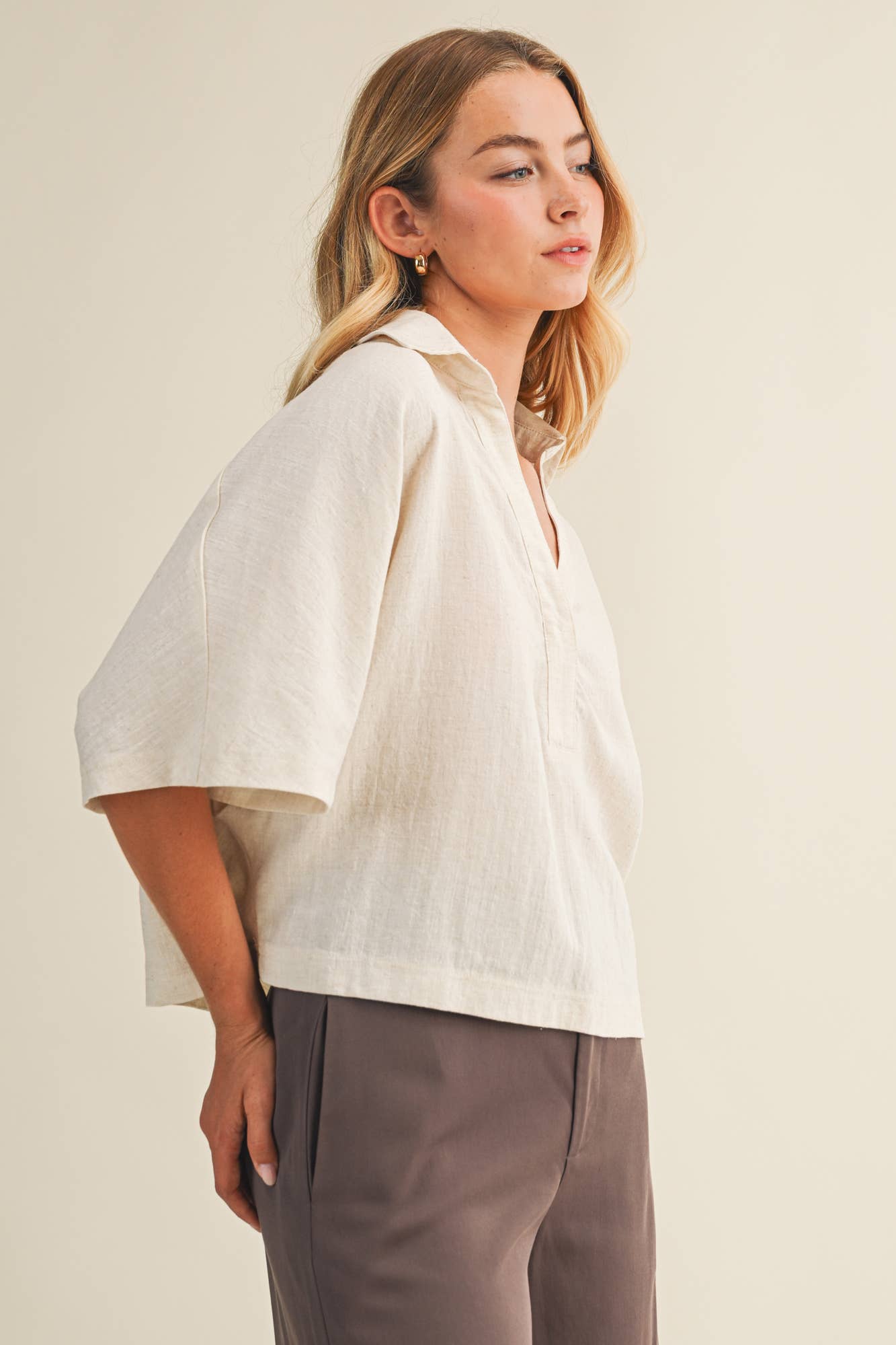 Textured Drape Sleeve Collared Blouse: LINEN CREAM