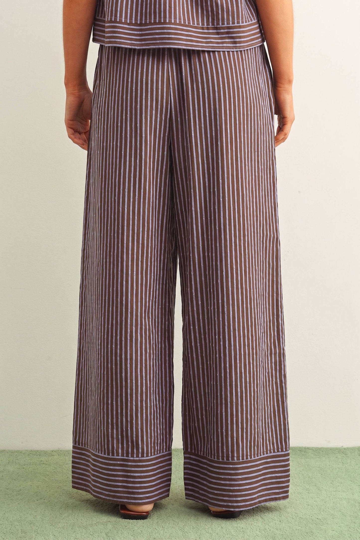 STRIPED PRINT STRAIGHT WIDE LEG PANTS: Brown